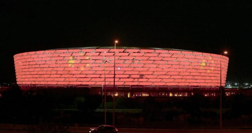 Bakı Olimpiya Stadionu və Heydər Əliyev Mərkəzi Çin bayrağının rəngləri ilə işıqlandırılıb