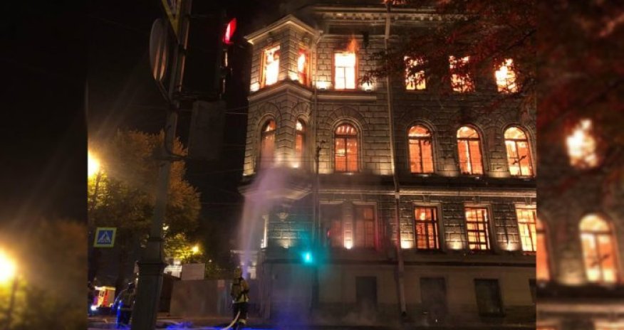 Sankt-Peterburqda Millerin tarixi malikanəsi yanır