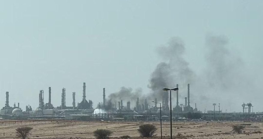 Хуситы ударили по нефтеобъекту в Саудовской Аравии