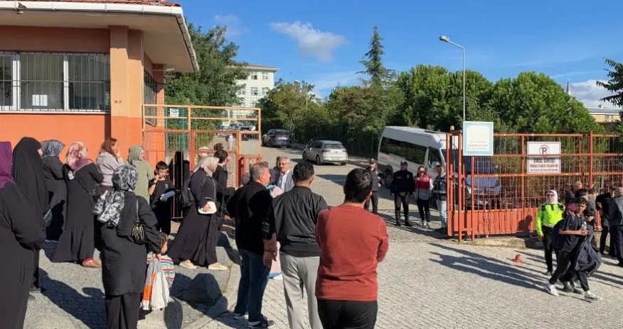 İstanbulda məktəbə hücum edən şagir 1 nəfəri öldürüb, 7 nəfəri yaralayıb