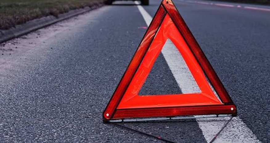В Шеки автомобиль врезался в дерево, водитель погиб