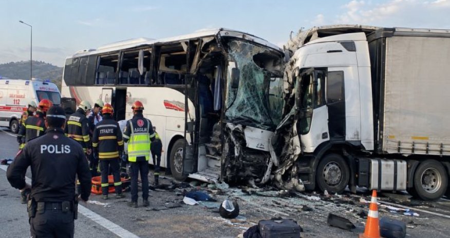 Türkiyədə avtobusla yük maşını toqquşub, 11 nəfər ölüb