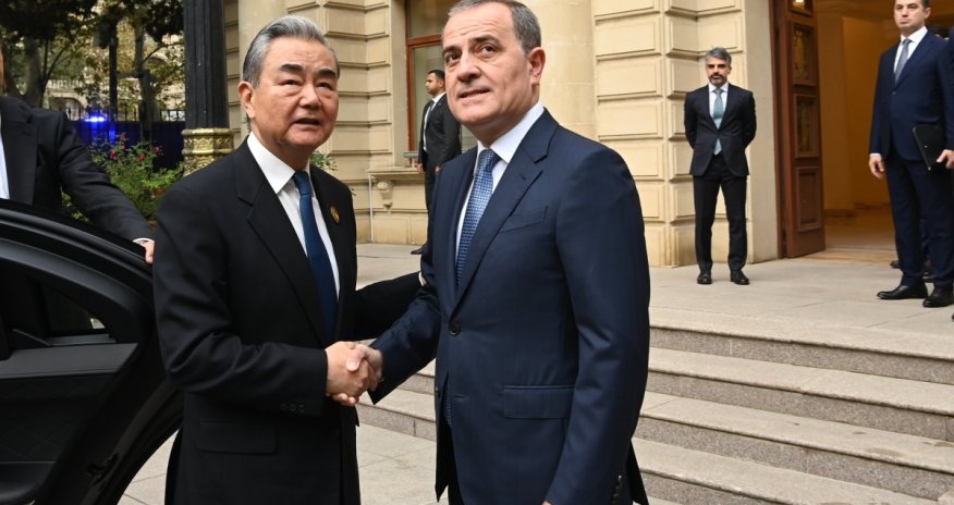 
Ceyhun Bayramov Çinin xarici işlər naziri ilə görüşüb