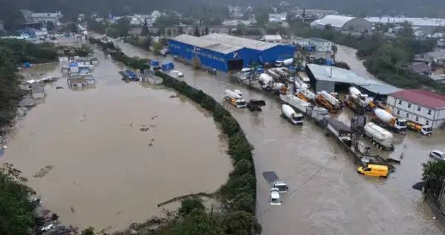İstanbulda sel nəticəsində köməksiz qalan 3055 nəfər xilas edilib