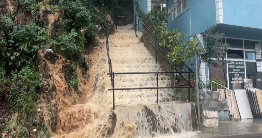 

İstanbulda seldə ölənlərin sayı 4-ə çatıb, 3 nəfər itkin düşüb
