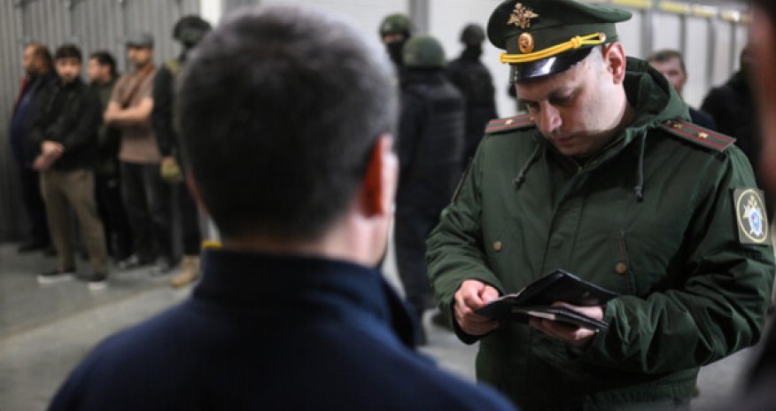 В центре Петербурга облава на мигрантов. Некоторым вручили повестки