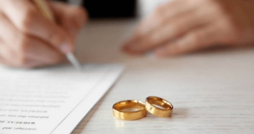 Ərinin soyadından imtina edən qadınların sayı artıb - statistika