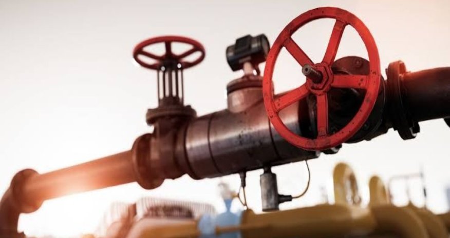 Natural Gas Futures Edge Lower on NYMEX