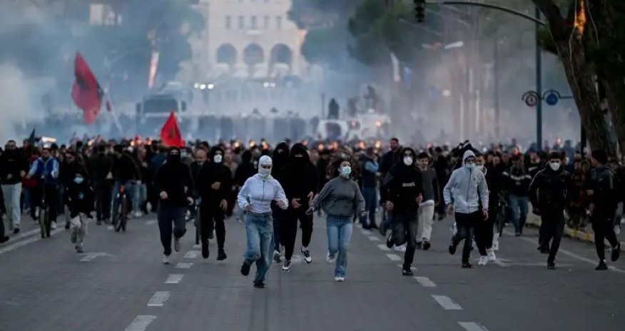Albaniyada etirazlar davam edir, Rama istefa verməkdən imtina edir