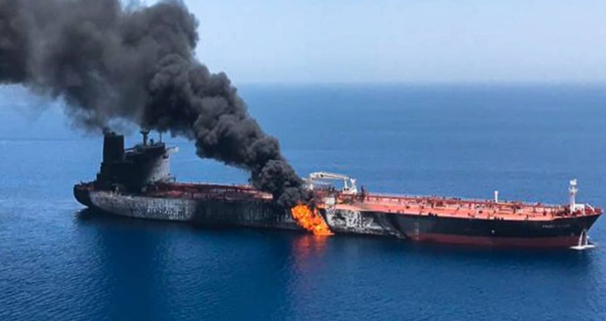 
Hörmüz boğazında iki tanker minaya düşərək yanıb