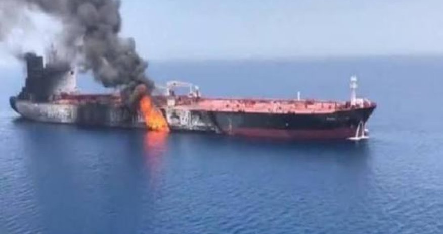 КСИР: В Ормузском проливе загорелся нефтяной танкер