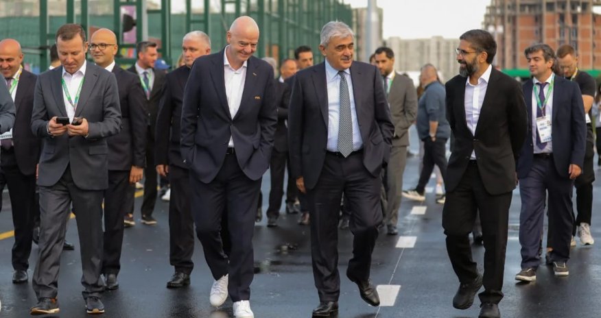 Canni İnfantino Bakıda U-15 dünya çempionatının keçirildiyi kompleksi ziyarət edib