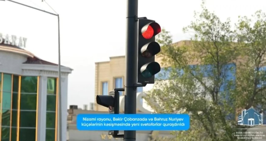 
Bu yolayrıcına işıqforlar quraşdırılıb