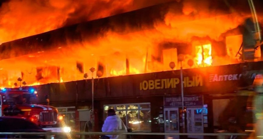 В Ленинградской области полыхает торговый центр